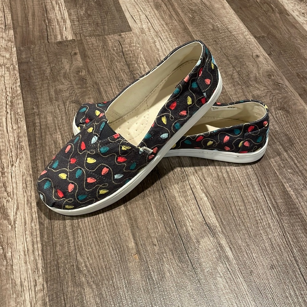 NWOT Toms Light Bulb Slip ons. Size Y6